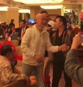 葛优低调出席酒宴 身形消瘦行动迟缓老态明显
