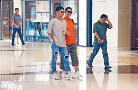 张晋夫妇恩爱挽手逛街 两人打扮休闲超亲和