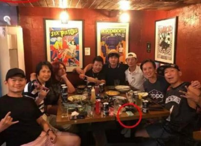 陈羽凡近照曝光 和朋友亲密搂在一起对着镜头比耶