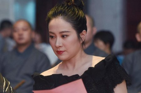叶璇分手后忙事业 一袭黑色礼服尽显端庄高贵