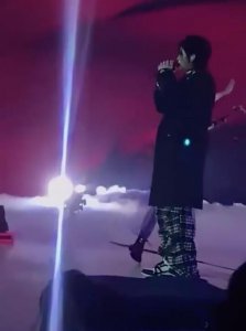 吴亦凡被激光照射 现场粉丝：真的是没道德太过分了