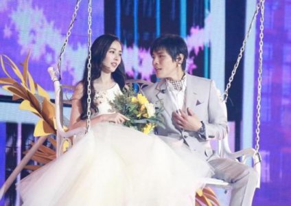 郭碧婷穿白纱裙现身 与向佐甜蜜同框画面超浪漫