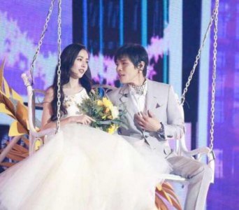 郭碧婷穿白纱裙现身 与向佐坐吊椅互动画面超浪漫