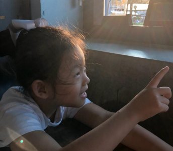 汪小菲与女儿出游 网友调侃：你还有个儿子呢