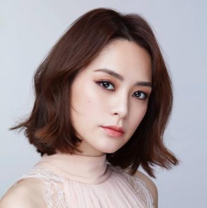 卷发动人 如何判断直发好看还是卷发？