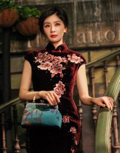 每次看到影视剧中主人公旗袍的扮相 旗袍一般什么颜色好看？