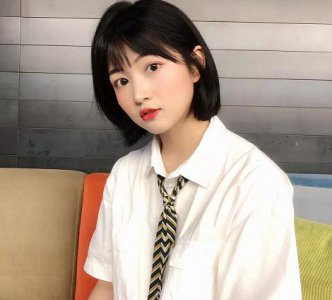 在前几年很多人都是比较喜欢留长发的 2021流行短发发型图片