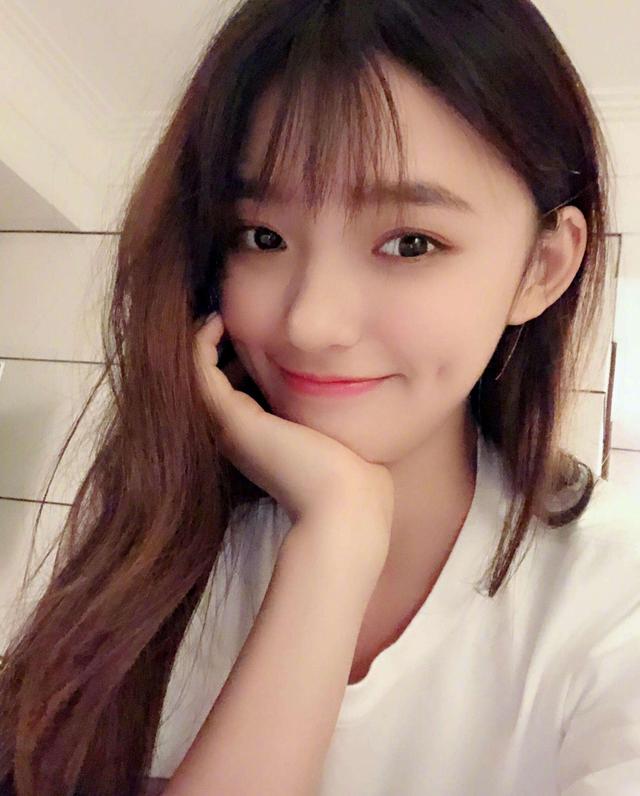 本身就是具备可爱甜美的气质,而同时拥有小酒窝,也代表了拥有减龄利器