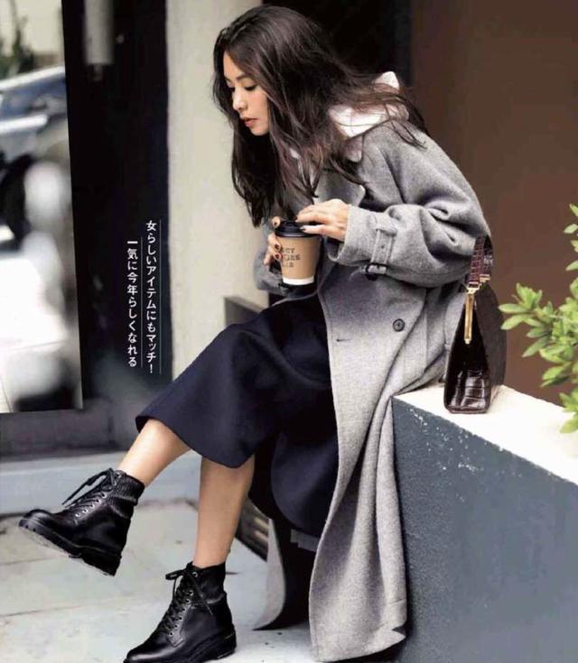 秋天有很多爱美的女人爱穿裙子秋天短靴怎么搭配衣服