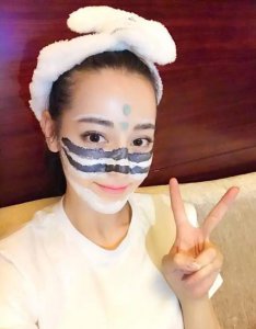 在外面吃饭或者是逛街时 什么样的女人看起来很贵？