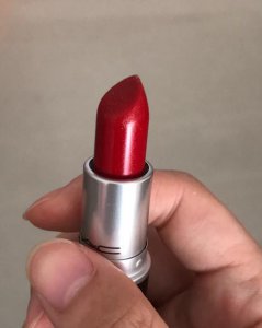 口红是爱美的女孩子不可缺少的化妆品之一 黑黄皮肤适合的口红色号有哪些？