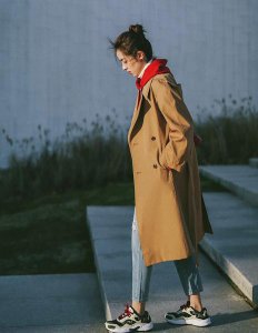 夏天已经悄悄的过去了 风衣短款外套女式怎么搭配图片