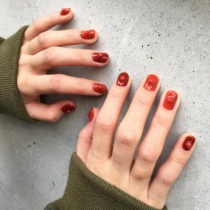 清新美甲 美甲图片简单大方清新显手白