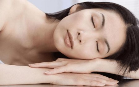 睡眠和护肤品 睡眠和护肤品哪个对皮肤影响大？