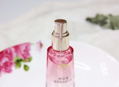 在秋季女生了除了要给皮肤补水 哪款护肤品保湿美白效果好？