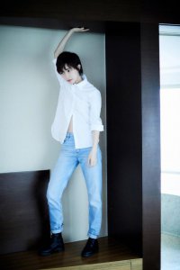 提起娱乐圈里 女士白衬衫搭配牛仔裤