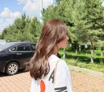 精致潮流的小仙女们不单单追求最时髦的发型 看起来比较高级的发色