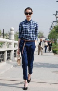 很多MM在夏天都是纷纷穿格子衬衫 格子衬衫适合配什么裤子女？
