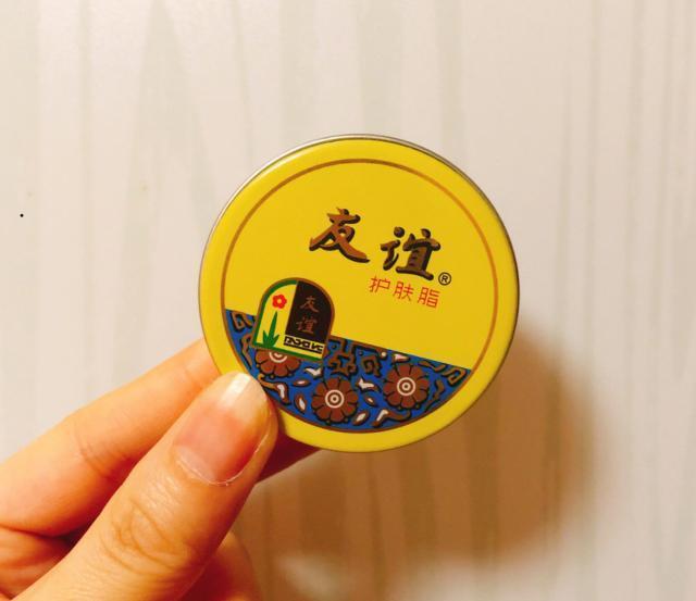 这一款友谊护手霜也是名副其实的老国货了,看外壳包装就非常有年代感.