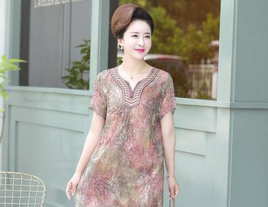 女人的出众也需要通过外装展现你的美貌 四十左右岁的女人适合穿什么衣服