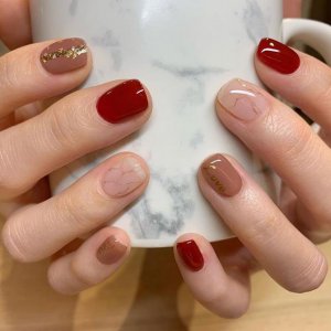 对亚洲女人来说 什么颜色指甲油显手白？