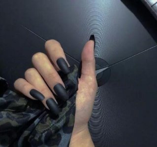 爱美的女生连指甲也都是精致的 黄黑皮女生不适合什么颜色美甲？