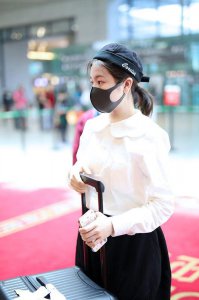 对于女生的服装设计里面 娃娃领的衣服怎么搭配？