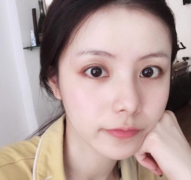 像鹅蛋脸,瓜子脸这种比较完美的脸型,即使五官很普通,素颜也不会太
