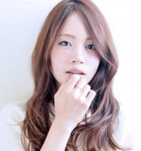 对于女孩子拥有一个完美脸型 额头窄适合什么发型女？