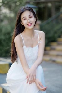 女生只有在未成年时才会担心胸大 胸小穿什么衣服好看夏天？