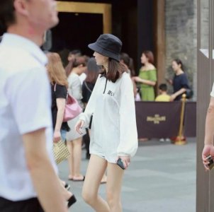夏天来了为了防晒有的女生已经开始戴上了帽子 戴帽子适合什么发型？