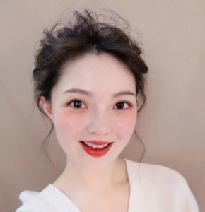 现在走在大街上 扎头发配什么发型好看？