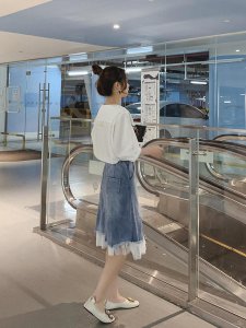 夏天炎热免不了要穿清爽的半裙 牛仔半裙配什么上衣好看？