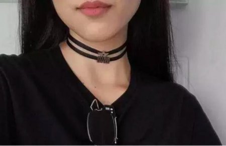 现在项链是很多女生都有的配饰 什么样的项链配什么衣服？