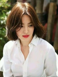 对于脸大的女生 脸型大的女生适合什么发型？