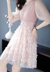 其实现在的人都很喜欢穿休闲的运动风衣服 正式场合穿什么裙子？