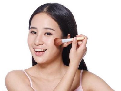 当我们去参加宴会的时候 怎么选择腮红的颜色好看