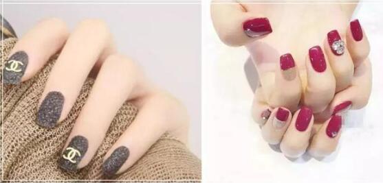灰黑色美甲 深玫红色美甲