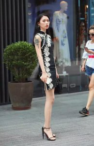 喜欢高跟鞋的女生 尖头细跟高跟靴子搭配图片