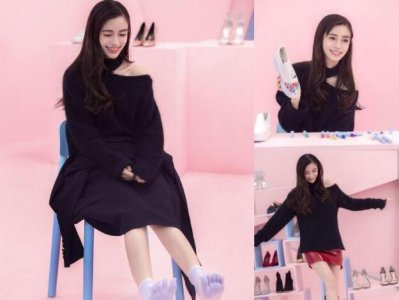 明星同款的衣服实在是太多女生都喜欢了 黑色露肩毛衣怎么搭配？