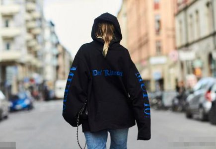 黑色的卫衣是很多人都喜欢的一种服装款式 黑色卫衣搭配什么裤子和裙子？