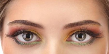 眼妆是一个妆容的重点之一 眼妆怎么画显眼睛大？