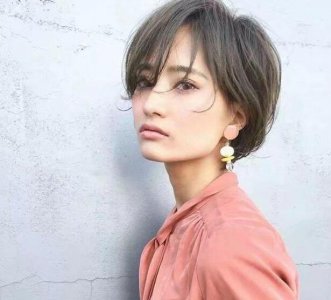梨形脸比较适合中发的八字刘海类型的发型 梨形脸适合什么发型女？