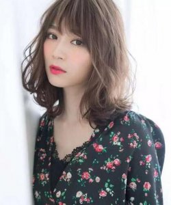 长脸其实更容易选择发型 长脸女生适合什么发型？