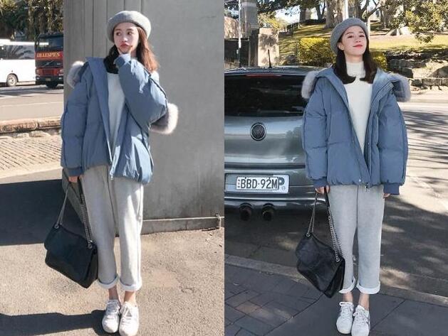 灰蓝色羽绒服 浅灰色休闲裤