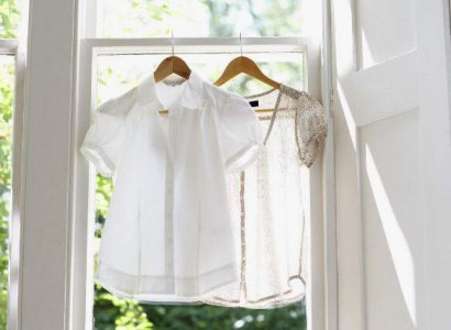 我们都知道衣服是需要勤换洗的 衣服正面晒还是反面晒？