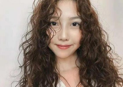 满头小卷发型是一种传统而经典的发型 满头小卷发型显老吗？