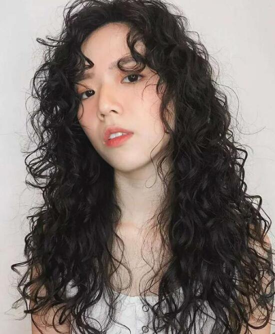 黑色头发烫成满头小卷