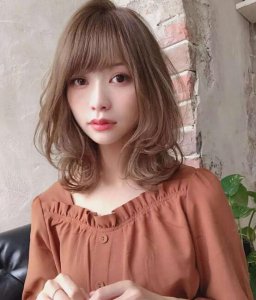 齐肩发或略微过肩的锁骨发 齐肩发适合烫什么发型？
