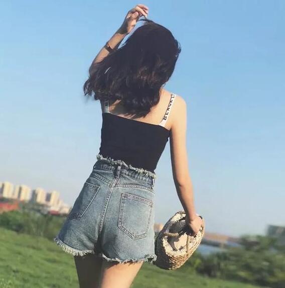 炎炎的夏日有时已经让人很是燥热难耐了夏天女生穿什么最凉快